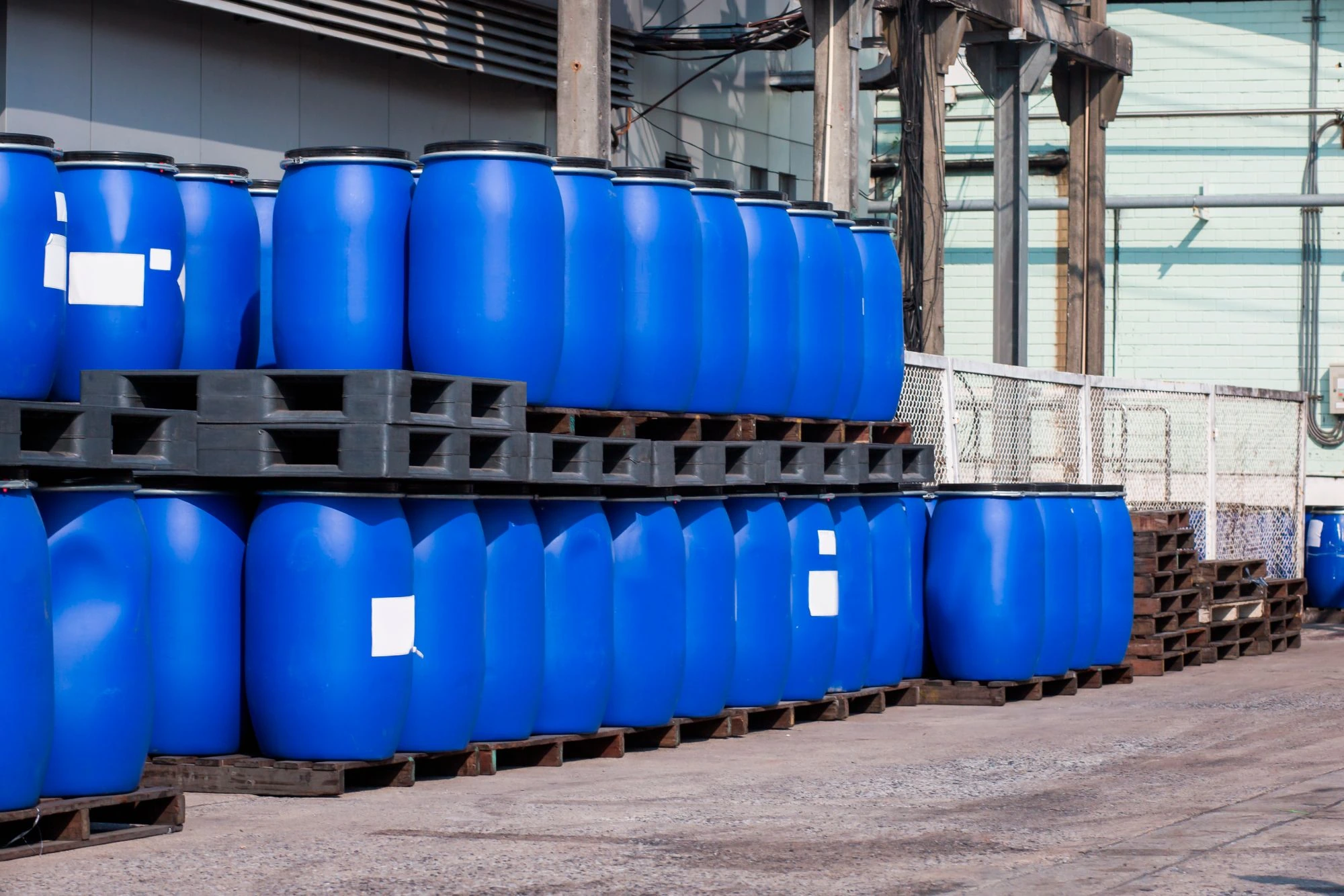 Bidones azules apilados en planta