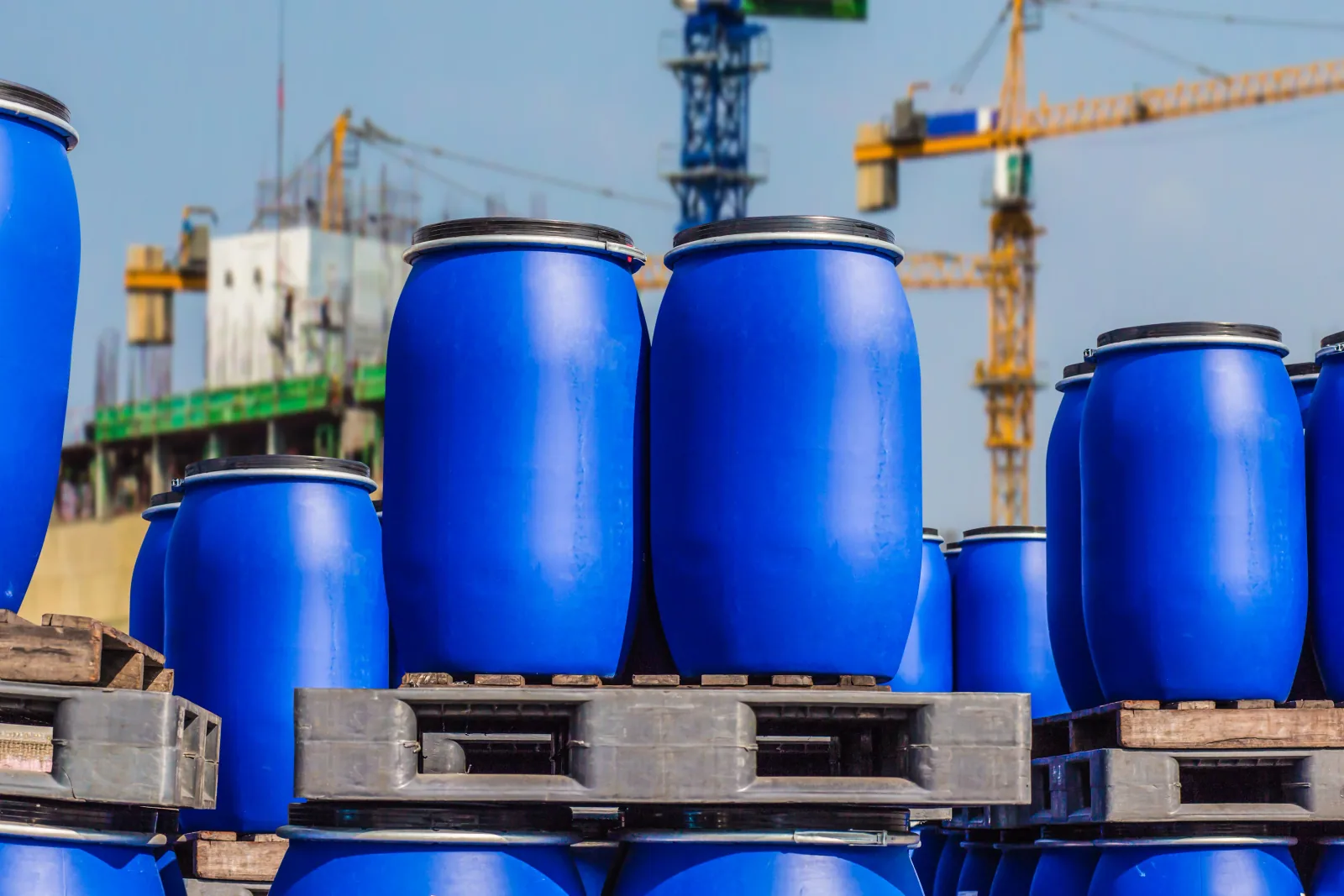 Bidones industriales HDPE apilados