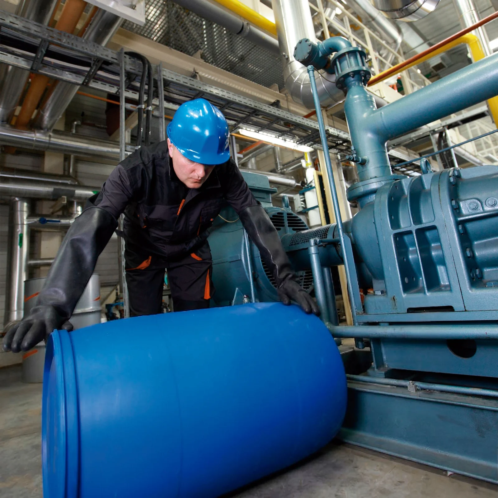 Operario manipulando un bidón HDPE en la planta de Transfor Packaging